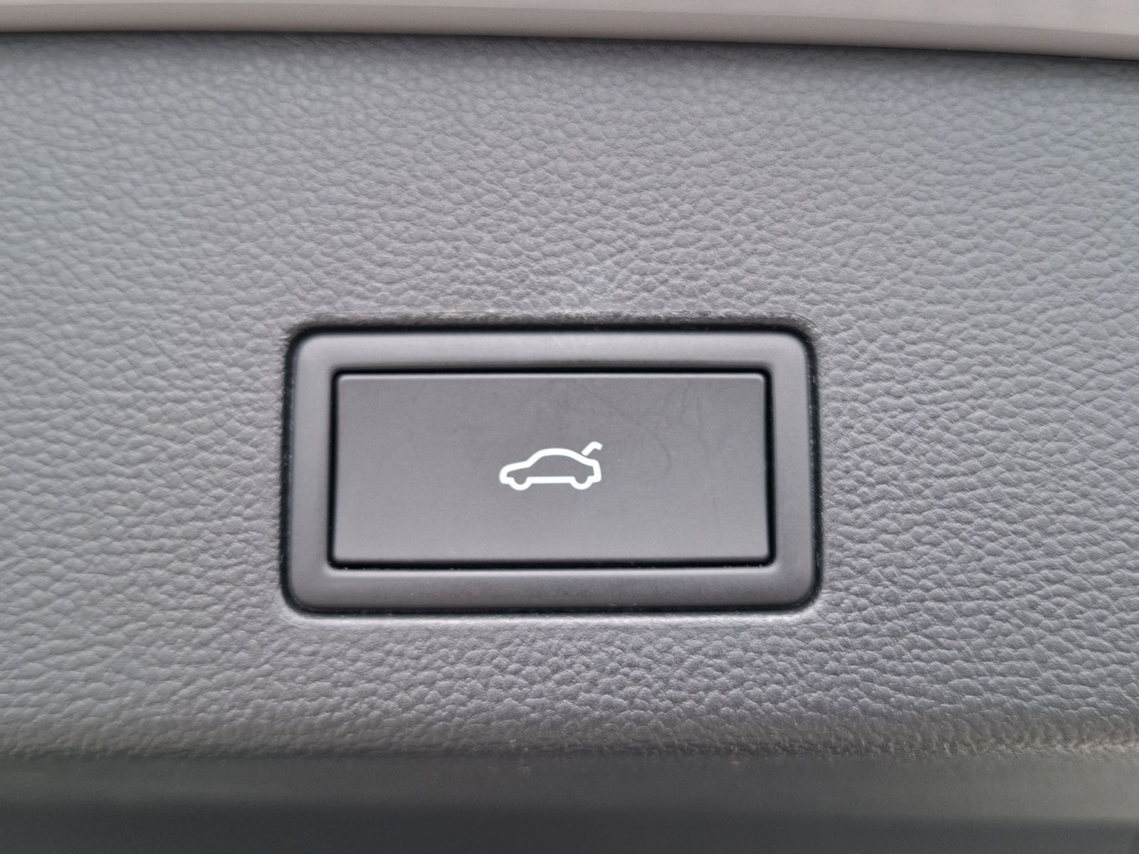 Fahrzeugabbildung Volkswagen Golf VIII Variant TDI Energy DSG LED AHK Navi AC
