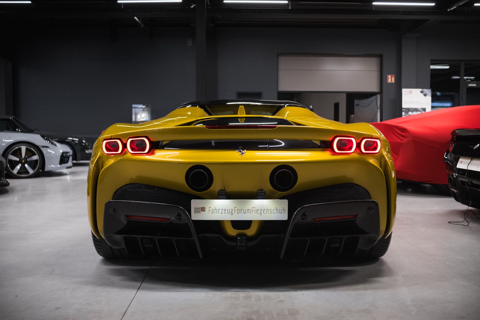 Fahrzeugabbildung Ferrari SF90 Spider-Giallo Montecarlo-Carbon