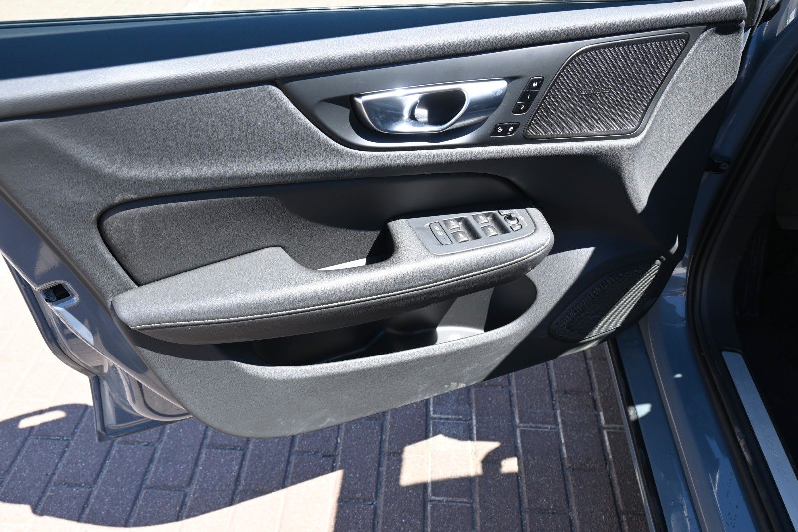 Fahrzeugabbildung Volvo V60 T8 PHEV Ultimate Dark AWD*360°*HUD*AHK*
