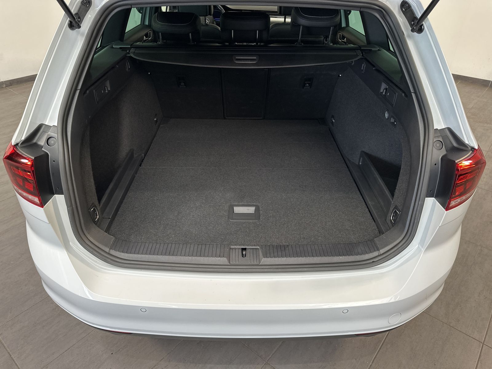 Fahrzeugabbildung Volkswagen Passat Variant Business NAV+LED+PANO+AHK+17ZO+PP