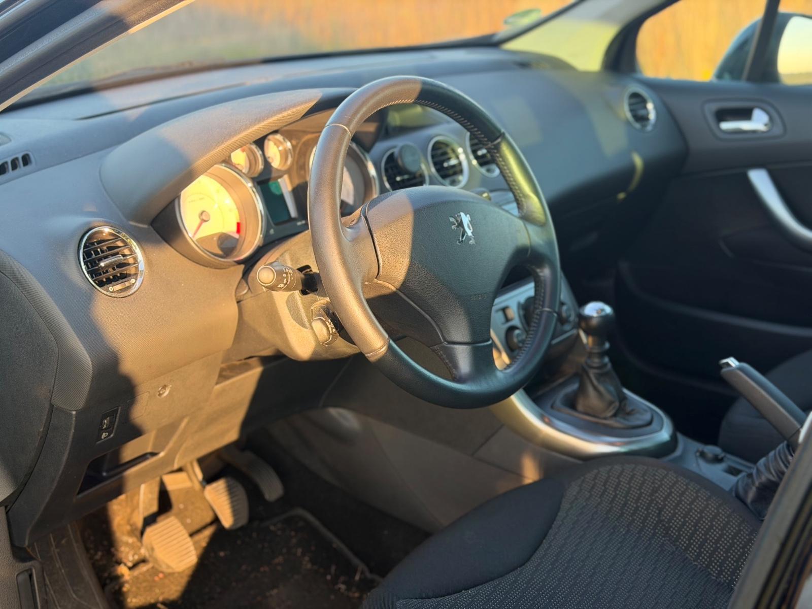 Peugeot 308 2011 — photo 7