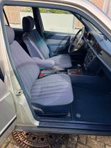 Mercedes-Benz 190 E - Mercedes-Benz 190 mit Benzin-Antrieb: Limousine, mit Klimaanlage