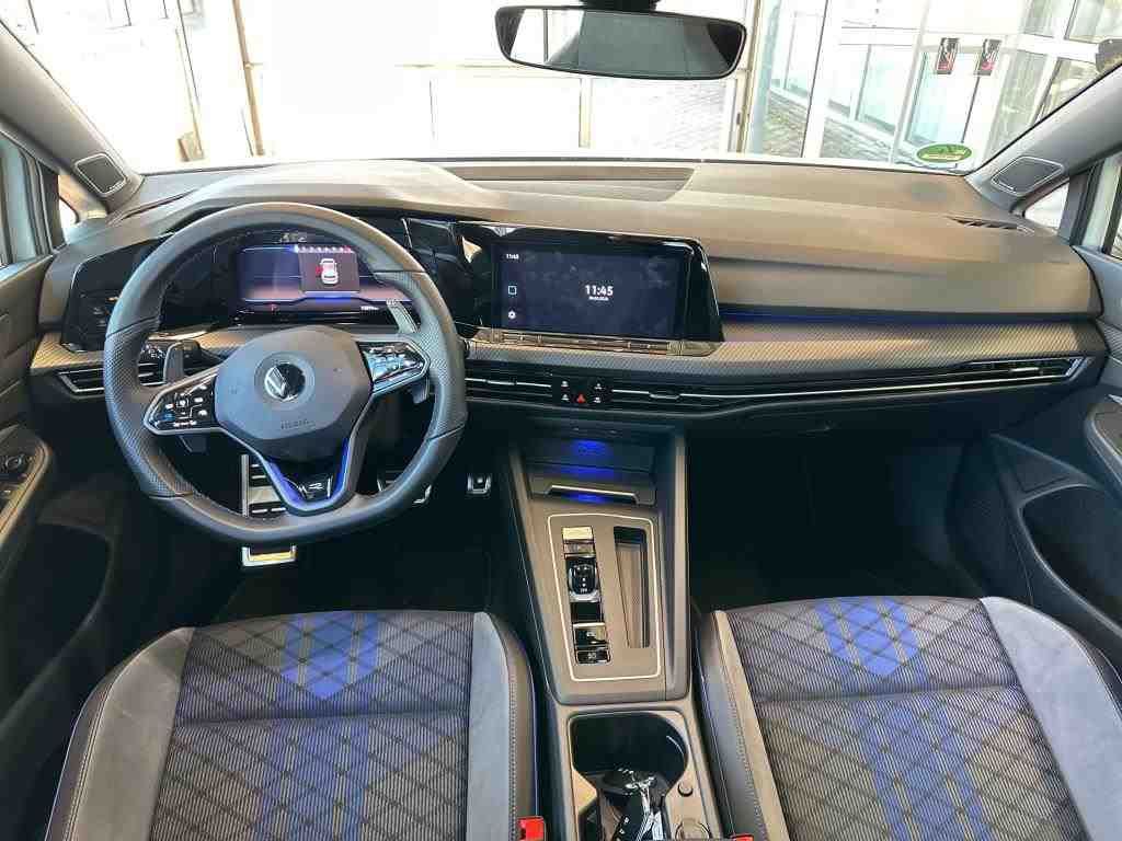 Fahrzeugabbildung Volkswagen Golf VIII R DSG 4M LEDplus Navi AID Pano Akra AC