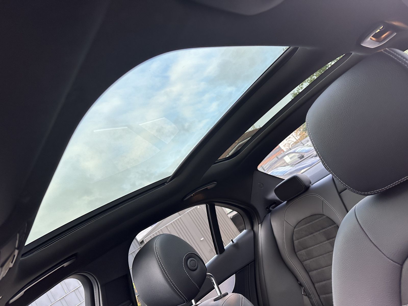 Fahrzeugabbildung Mercedes-Benz C 300e Limousine AMG-Line NAV+LED+PANO+AHK+ACC