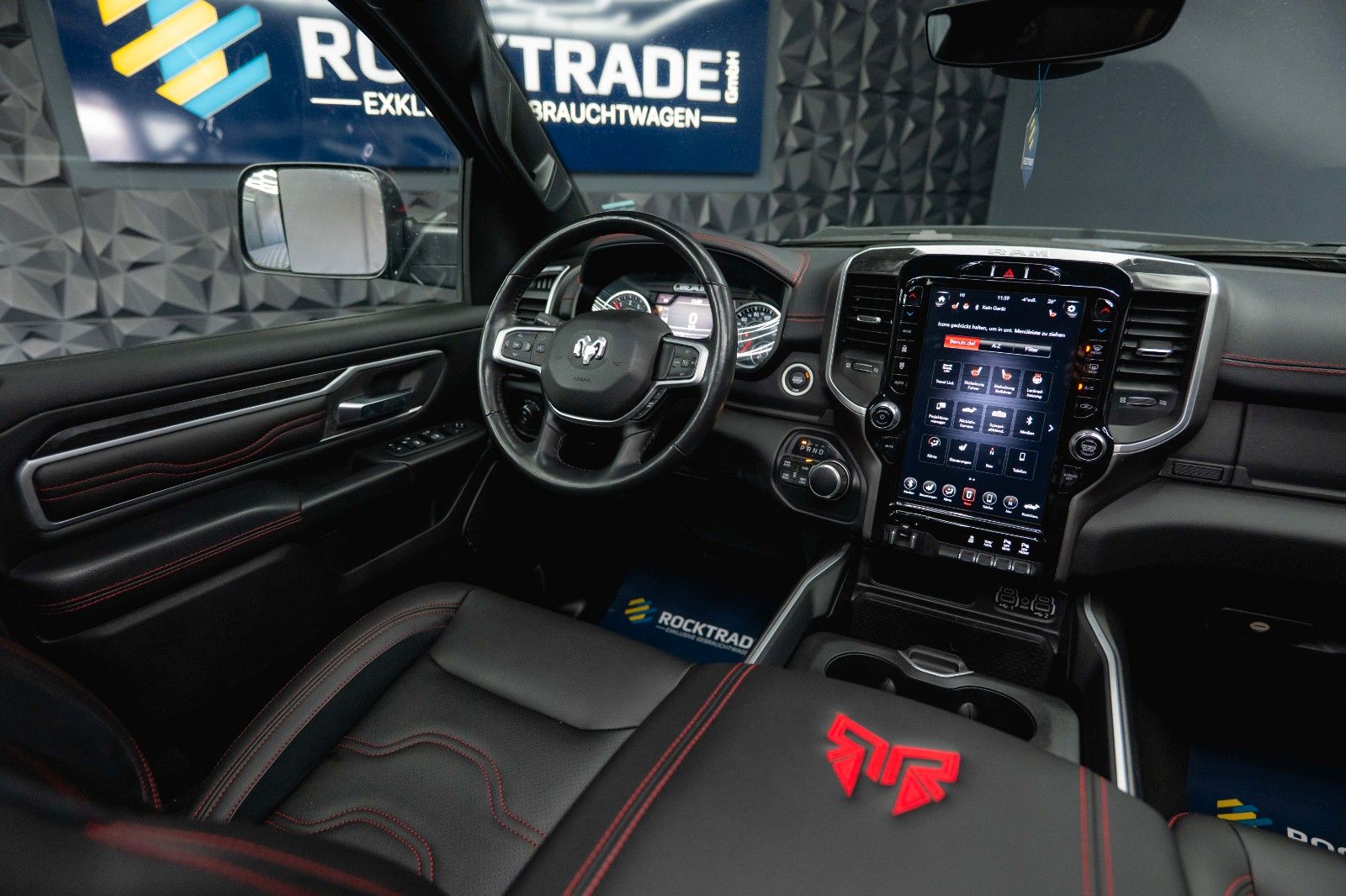 Fahrzeugabbildung Dodge RAM 5.7 V8 HEMI 4x4 OFFROAD Night-Edition *Pano*