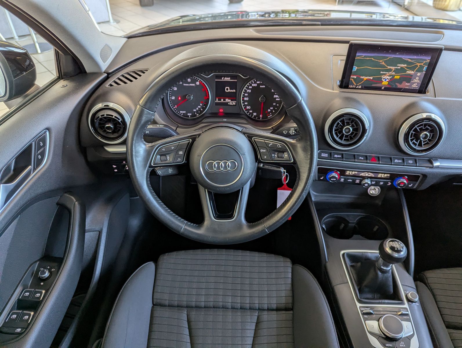 Fahrzeugabbildung Audi A3 30 TFSI sport LED MMI-Navigation PDC SHZ