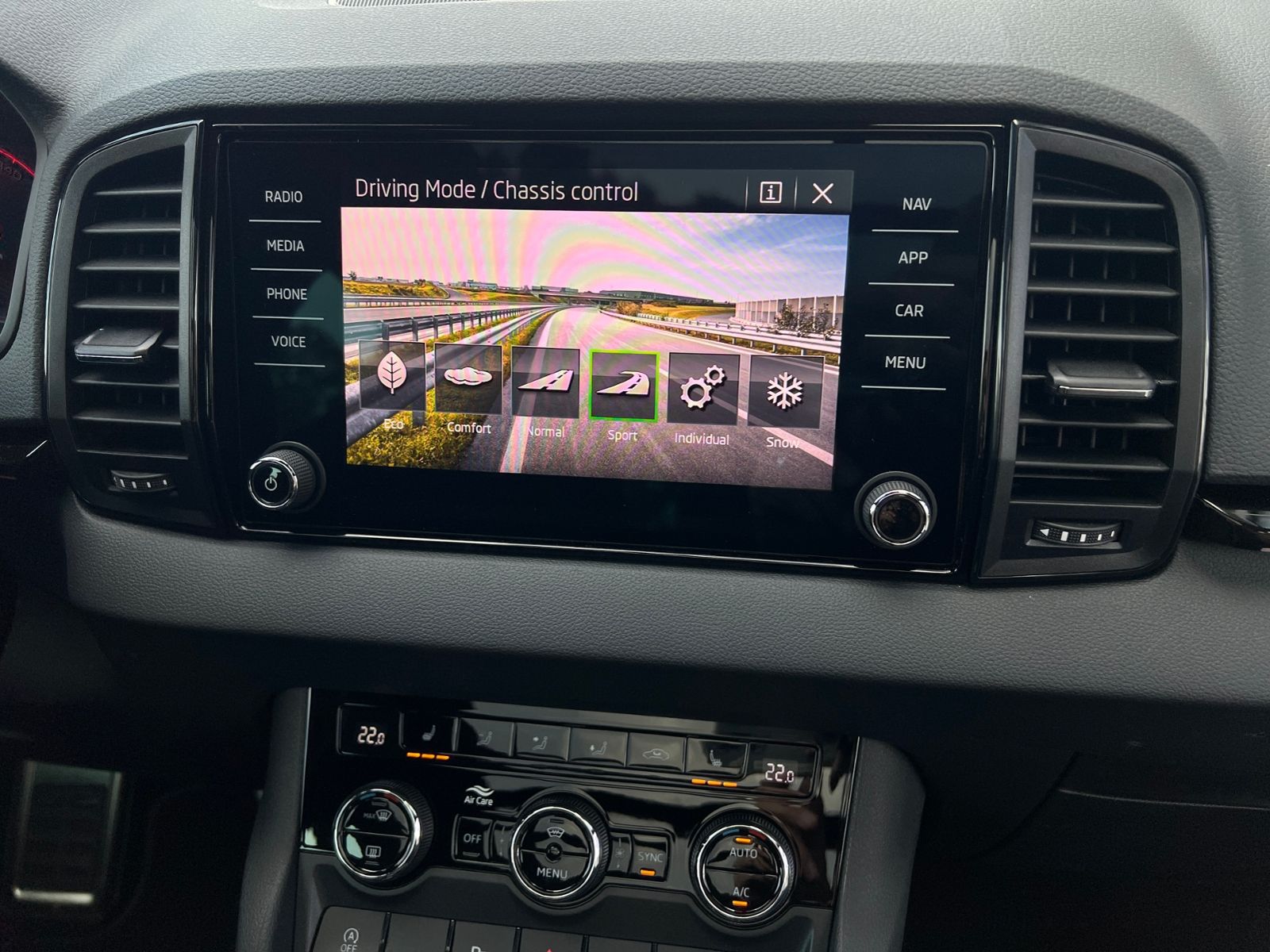 Fahrzeugabbildung SKODA Karoq Sportline 2.0 TSI 4x4 DSG *Panorama, AHK,