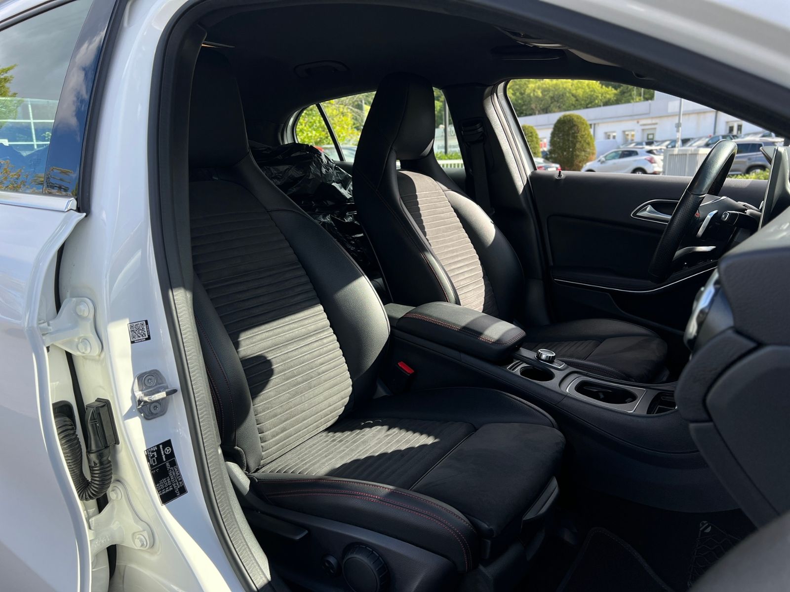 Fahrzeugabbildung Mercedes-Benz GLA 200 AMG LINE LED NAV SHZ RFK 19"