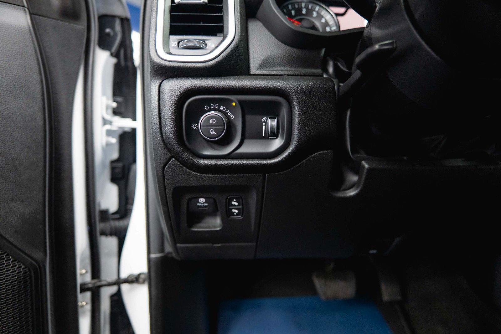 Fahrzeugabbildung Dodge RAM 5.7 V8 HEMI OFFROAD Night Limited 19% LED