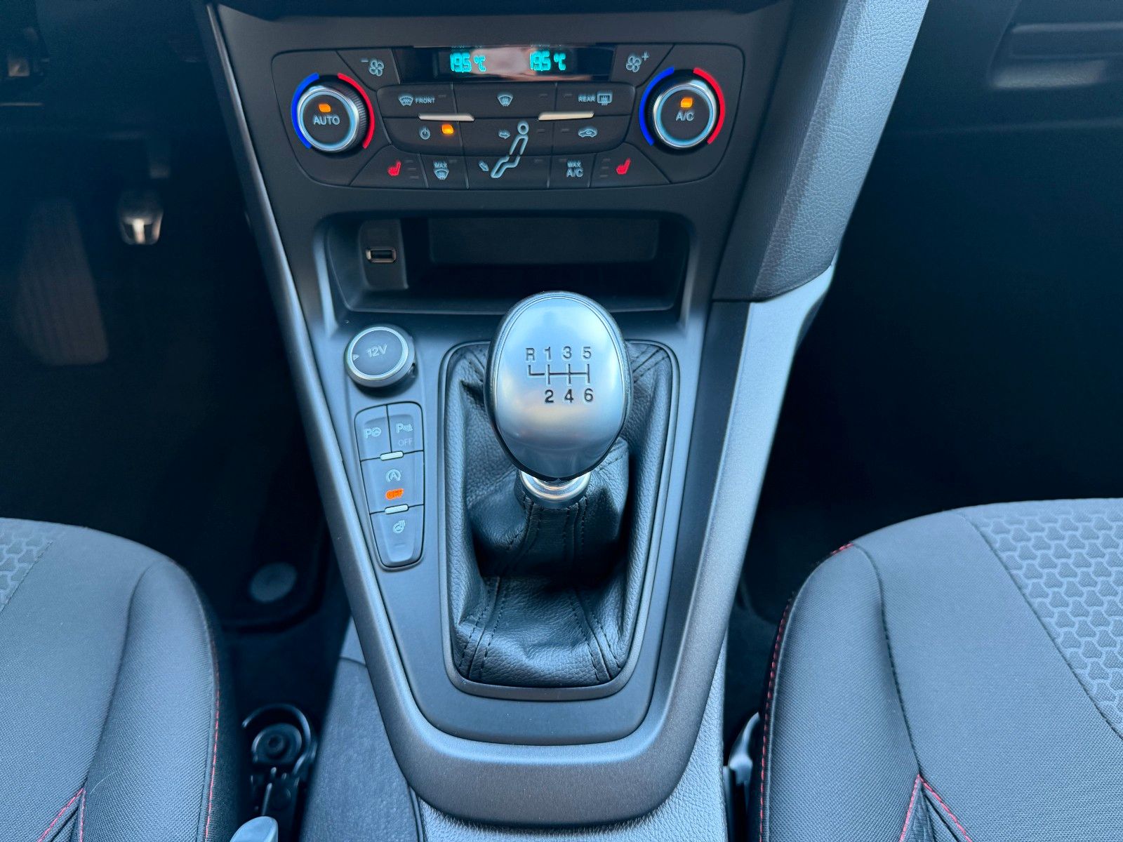 Fahrzeugabbildung Ford Focus Turnier ST+SportfahrW+BiXenon+Alcantara