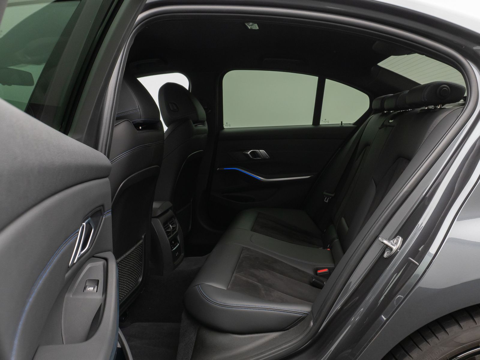 Fahrzeugabbildung BMW 330i xD M Sport Kamera Laser HUD DAB Komfort 19"