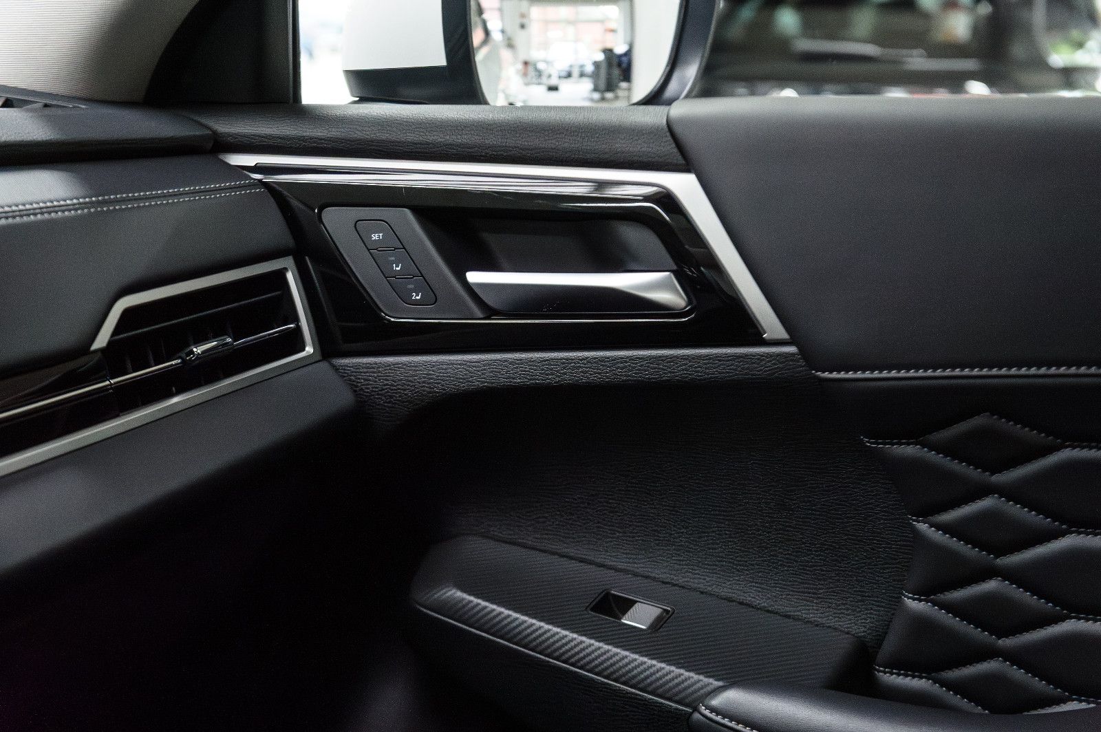 Fahrzeugabbildung Mitsubishi Outlander Top 4WD PHEV Leder LED 4xSHZ 360° HUD