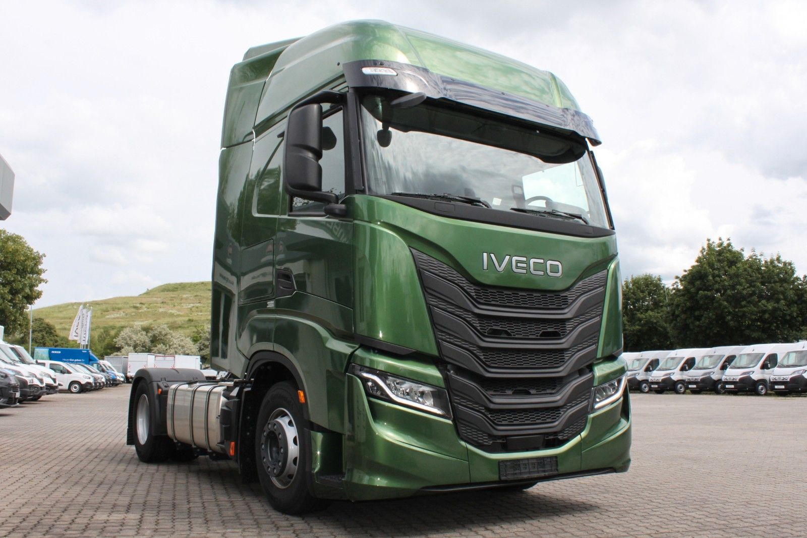 Fahrzeugabbildung Iveco S-Way AS440S50T/P mit ADR Ausstattung Klasse AT