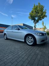 BMW 325i E90 Nur 120.000km, 218ps, Automatik - BMW: 1.9