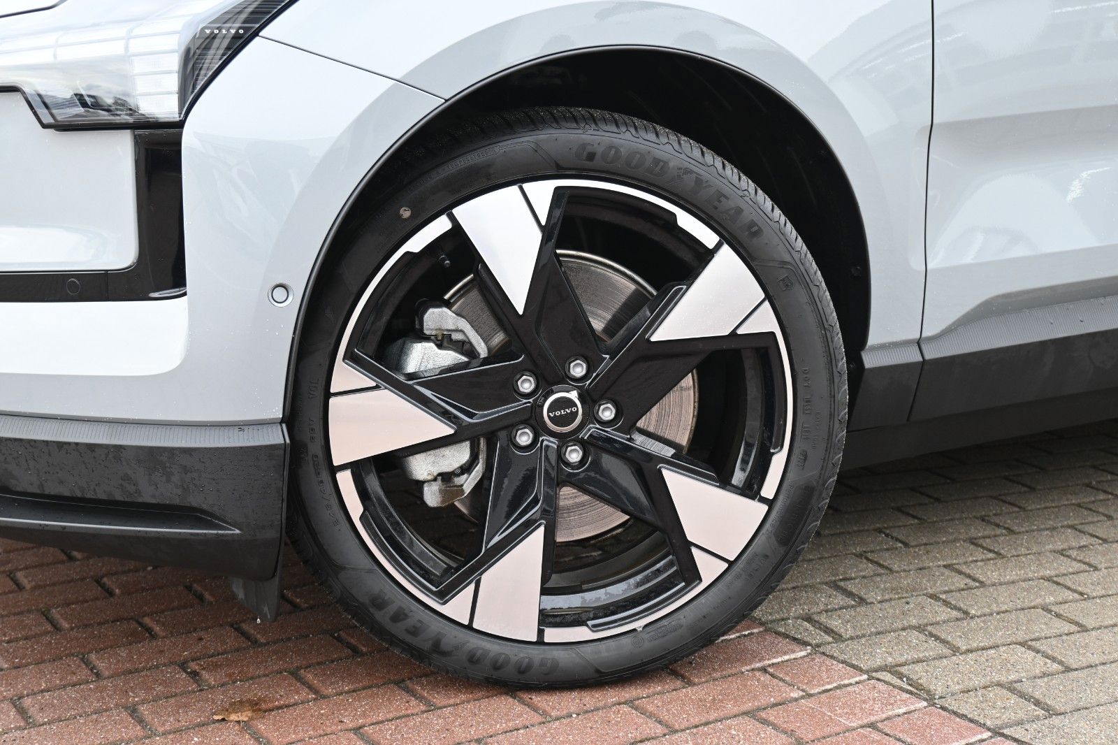 Fahrzeugabbildung Volvo EX30 Twin Performance AWD Ultra*PANO*ACC*20"