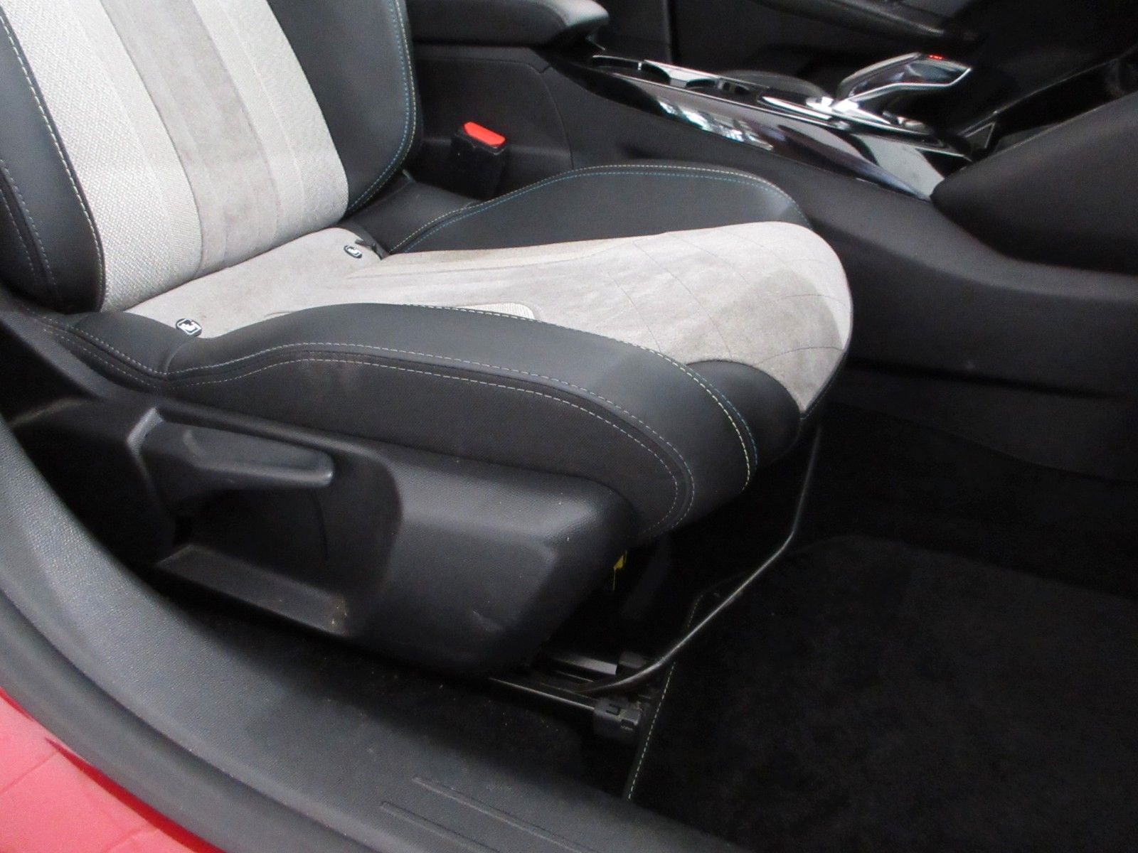Fahrzeugabbildung Peugeot 208 GT Pack LED/NAVI/SHZ/PANO/HEADUP/PDC/17"