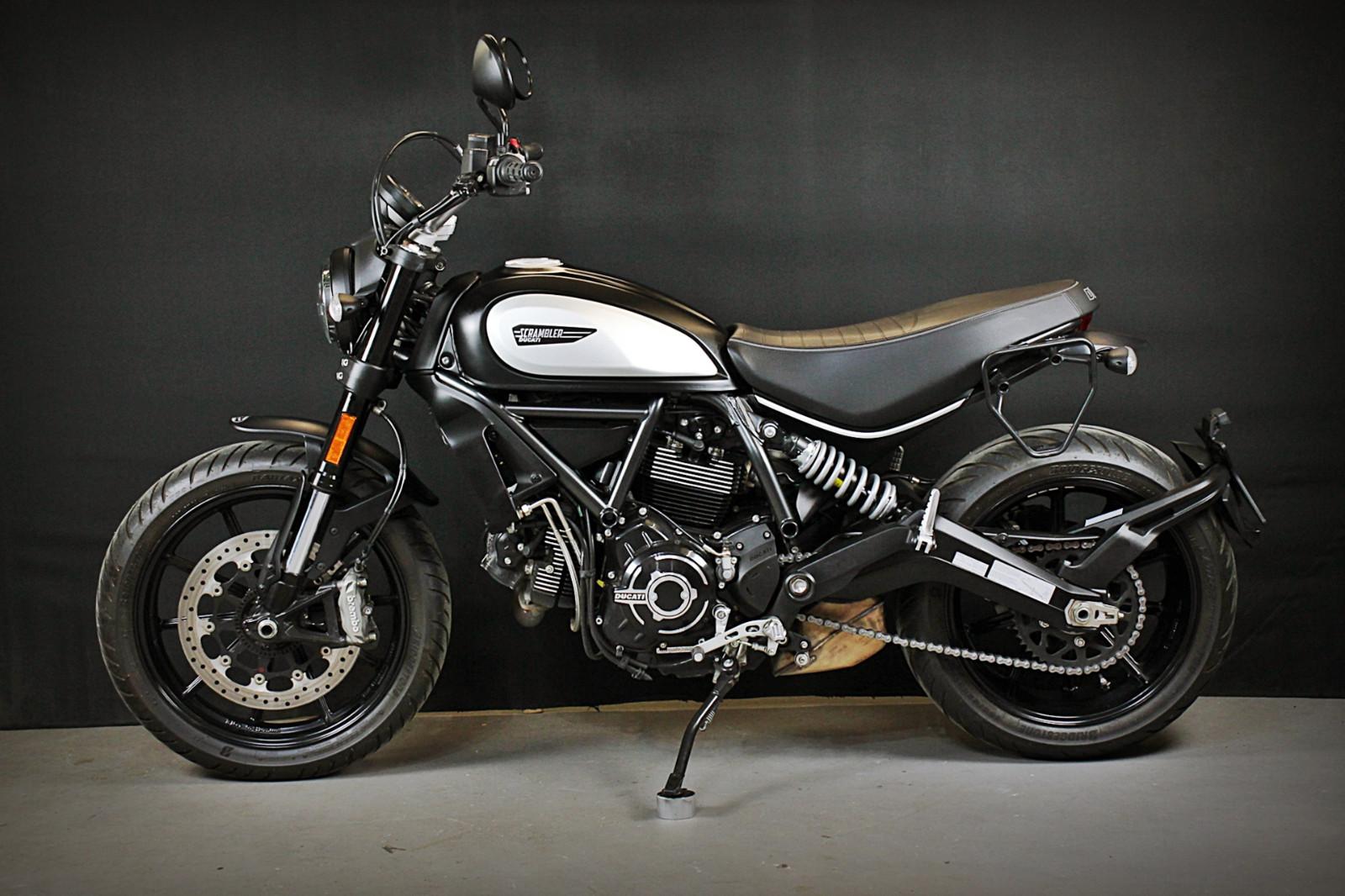 Ducati Scrambler 800 Icon Dark 1 Hand Traumzustand