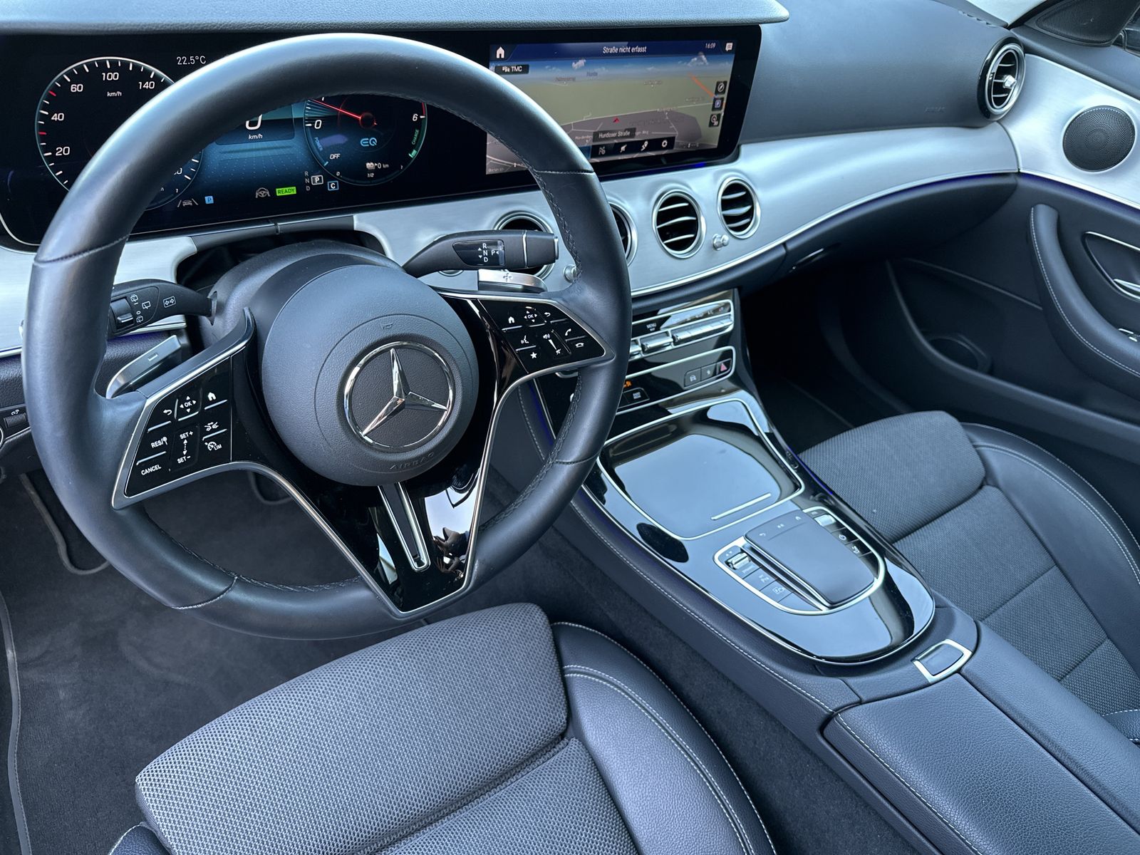 Fahrzeugabbildung Mercedes-Benz E 300de T 4Matic NAV+LED+DISTRONIC+KAMERA+HEADUP