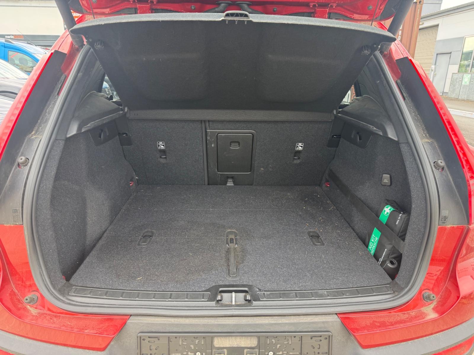 Volvo XC 40 XC40 Momentum 2WD+LED+USB+SITZHEIZUNG+BC+M