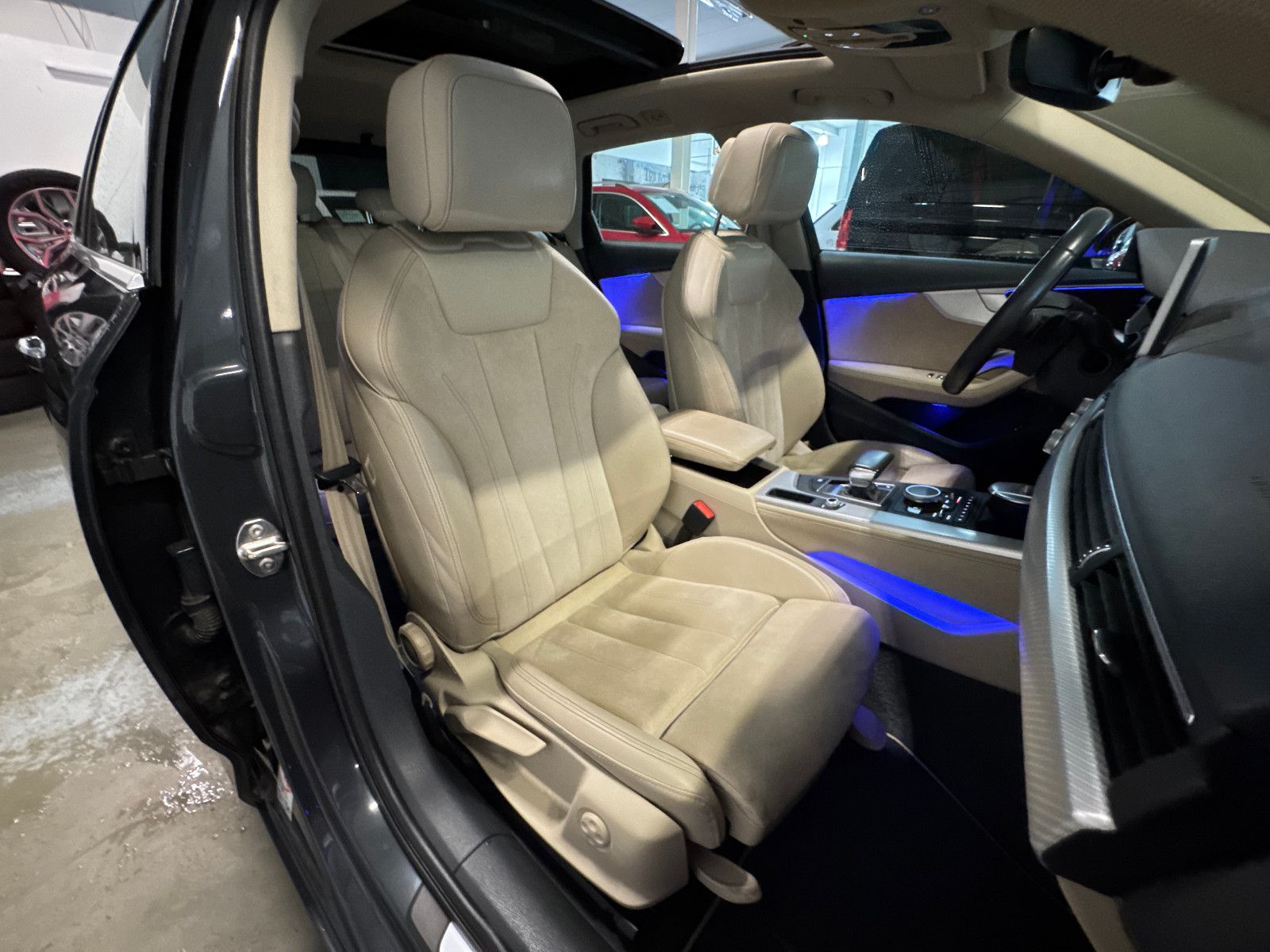 Fahrzeugabbildung Audi A4 Avant DESIGN S-TRONIC PANO STHD AHK LEDER