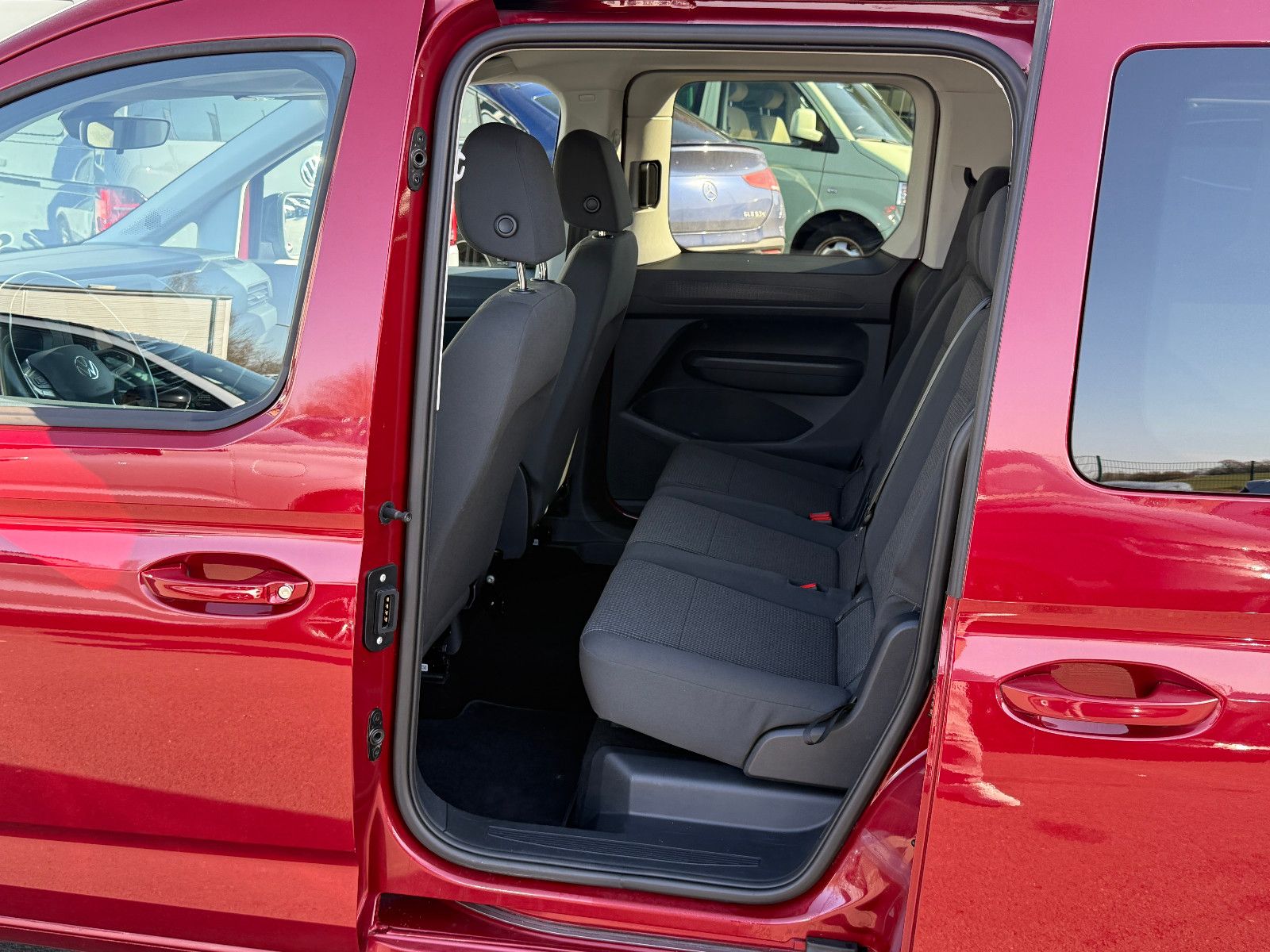 Fahrzeugabbildung Volkswagen Caddy 2.0 TDI ACC AHK DAB Navi PDC SHZ Winterpak