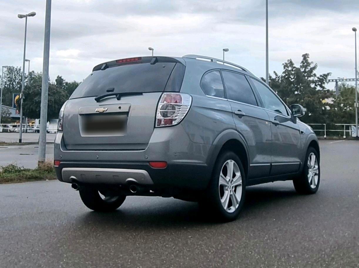 Chevrolet Captiva 2012 — interior