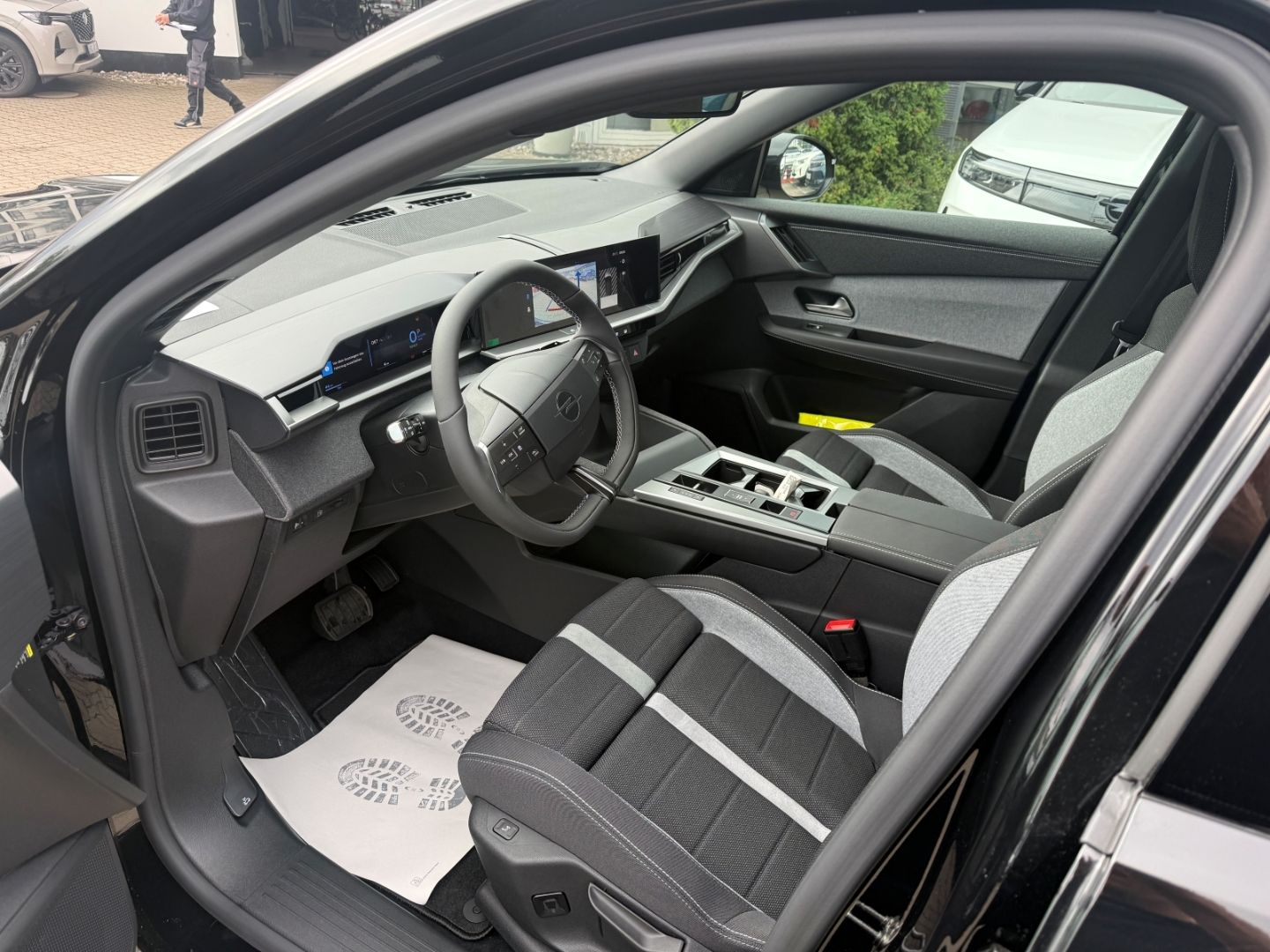 Fahrzeugabbildung Opel Grandland 1.6 Plug-in-Hybrid mit AHK+Allwetter