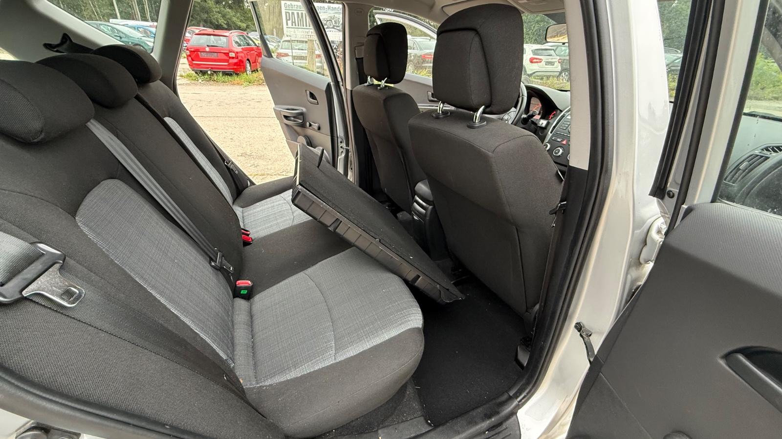 Kia cee'd 2011 — photo 13