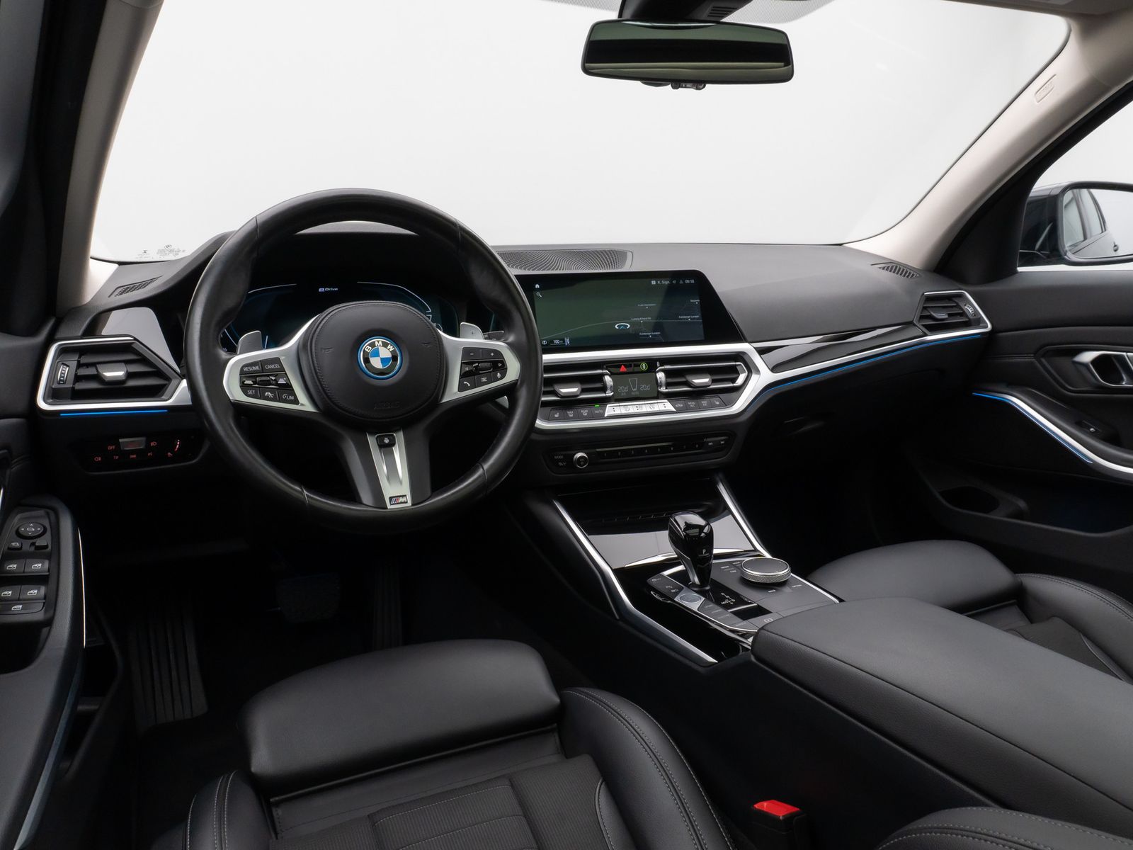 Fahrzeugabbildung BMW 330e xD SportLine Panorama Laser HUD DAB Komfort