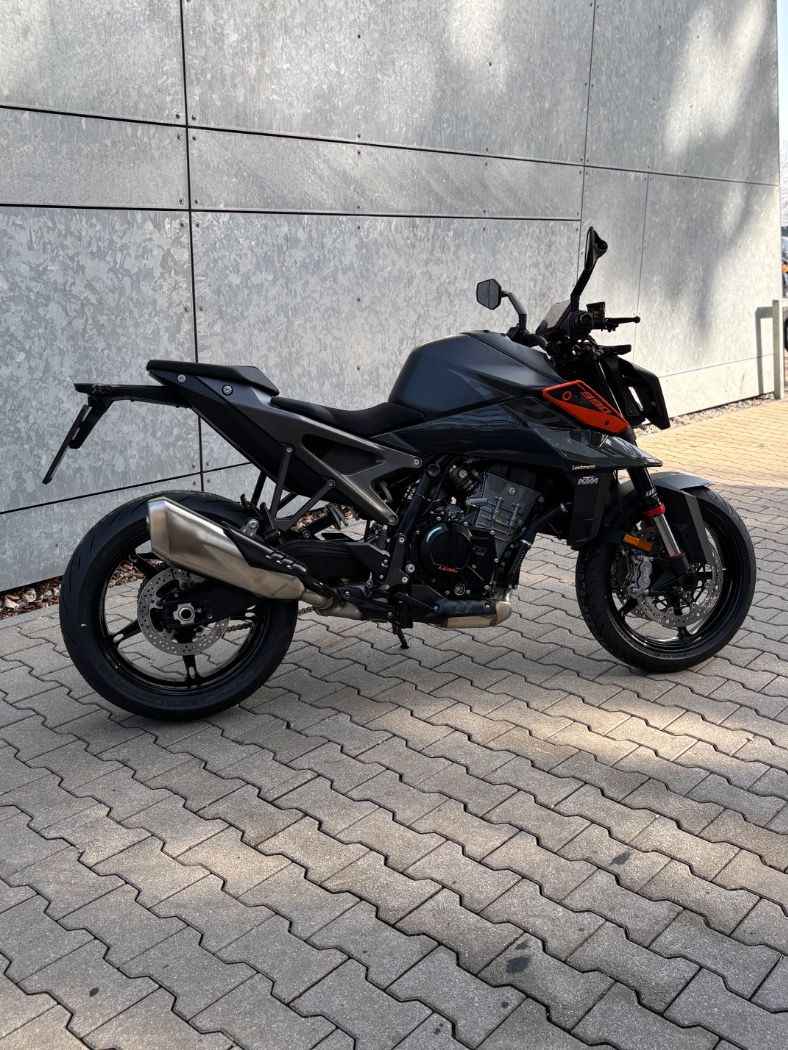 Fahrzeugabbildung KTM 990 Duke Modell 2024