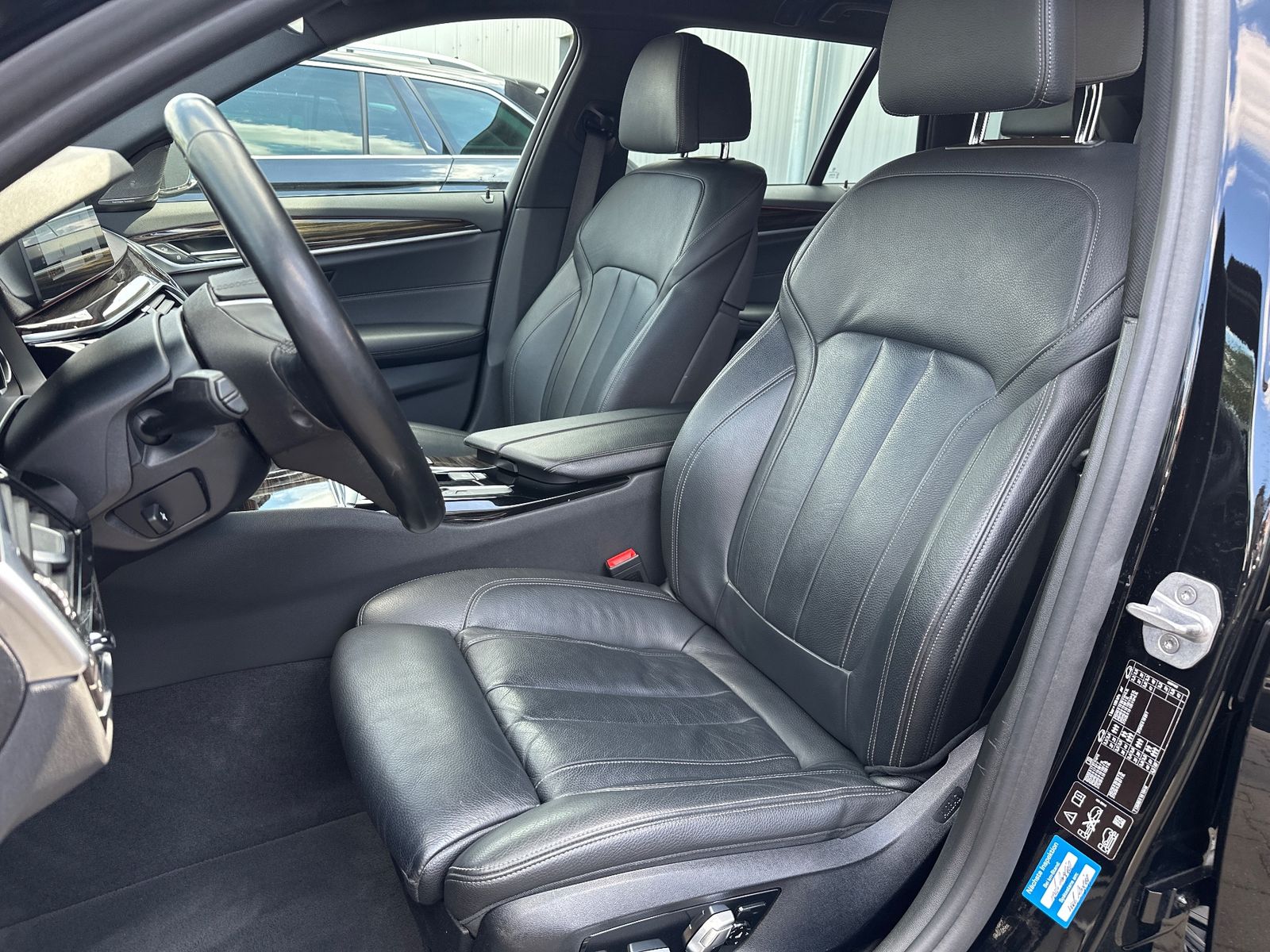 Fahrzeugabbildung BMW 520d xDrive Touring NAV+LED+SHZ+HEAD-UP+ACC+H&K