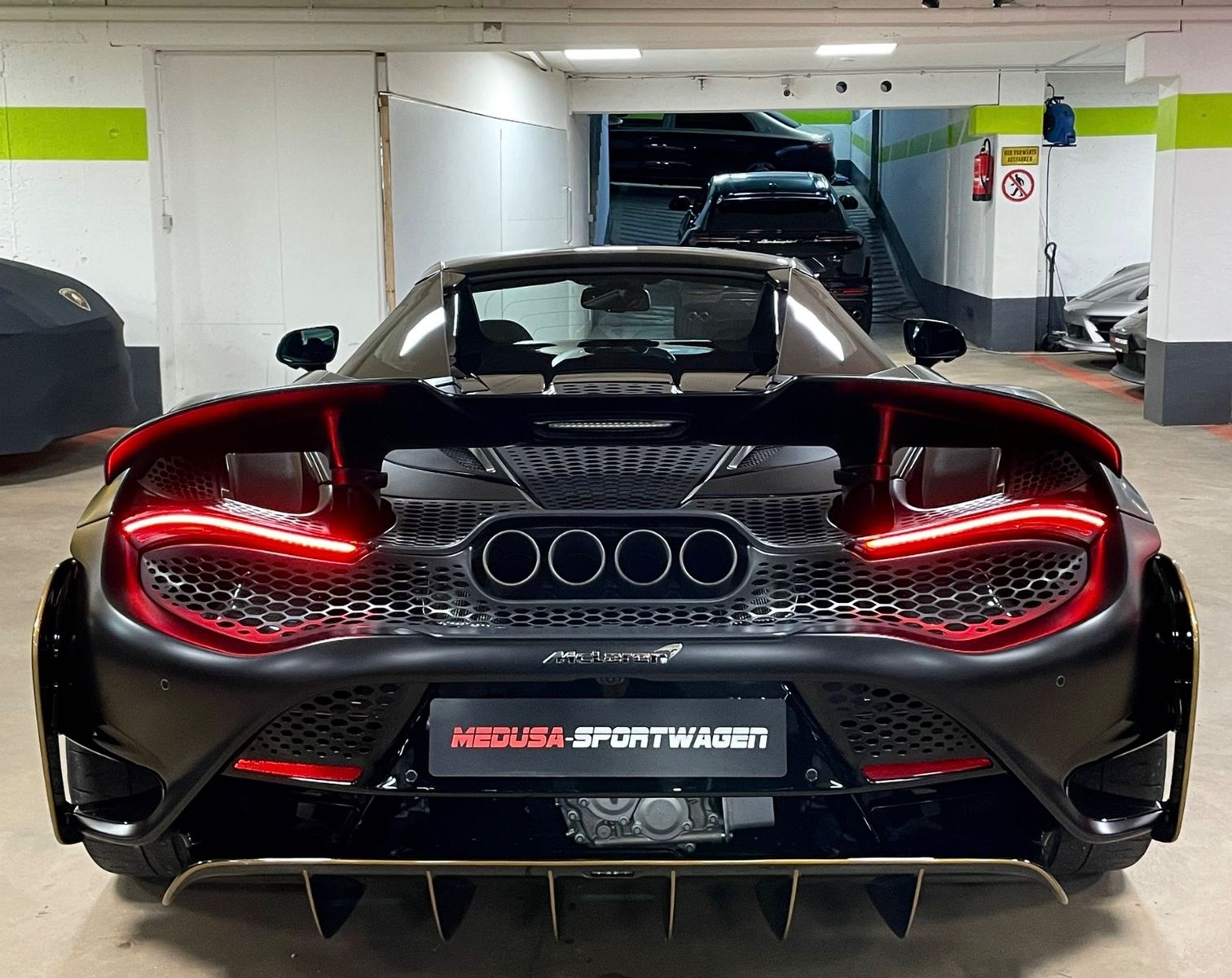 Fahrzeugabbildung McLaren 765LT SPIDER MSO LIFT B&W ALCANTARA RACING SEATS