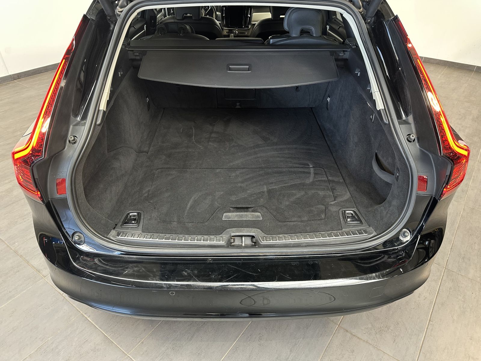 Fahrzeugabbildung Volvo V90 T6 Plus Dark Plug-In Hybrid AWD NAV+LED+AHK