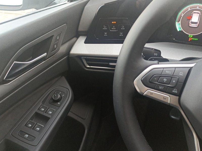 Fahrzeugansicht 9 Fahrzeugabbildung Volkswagen Golf Var. VIII 1.5 eTSI DSG Style AHK+NAVI+KAMER