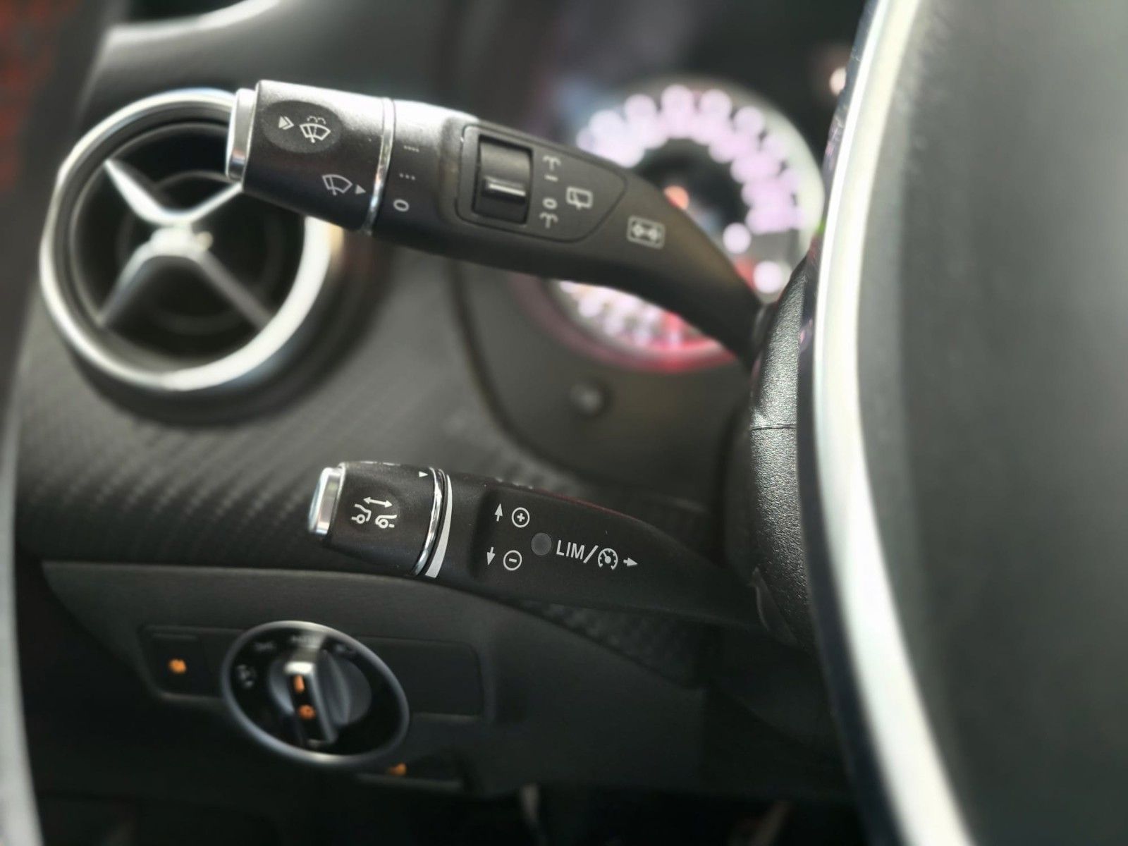 Fahrzeugabbildung Mercedes-Benz A250 AMG-Line/Panorama/Navi/8fach/TÜV-NEU