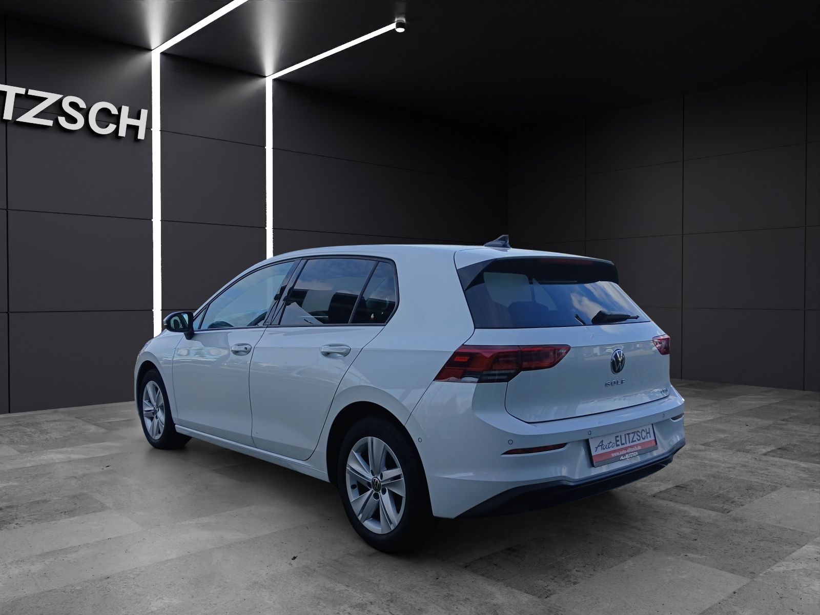 Fahrzeugabbildung Volkswagen Golf VIII eTSI Life DSG LED AHK Navi Pano AID AC
