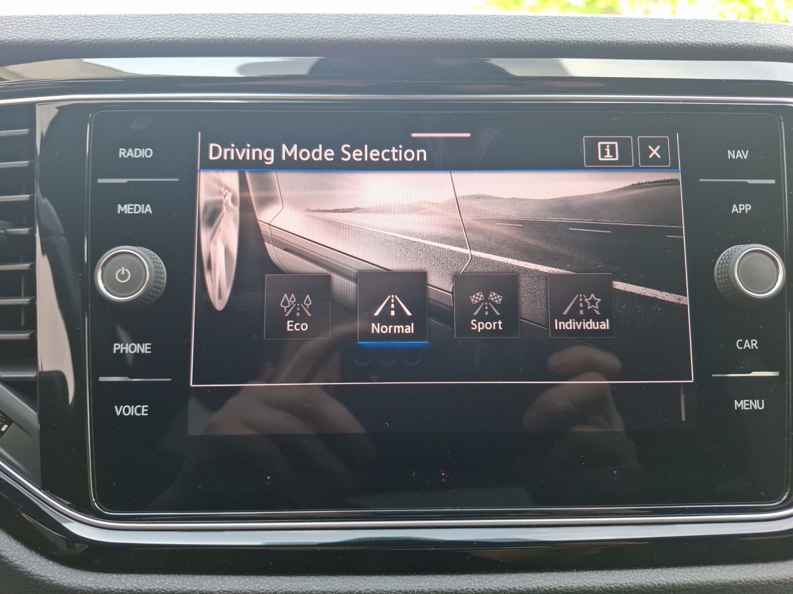 Fahrzeugabbildung Volkswagen T-Roc TSI Sport DSG LED AHK CarPlay ACC RFK SH 1