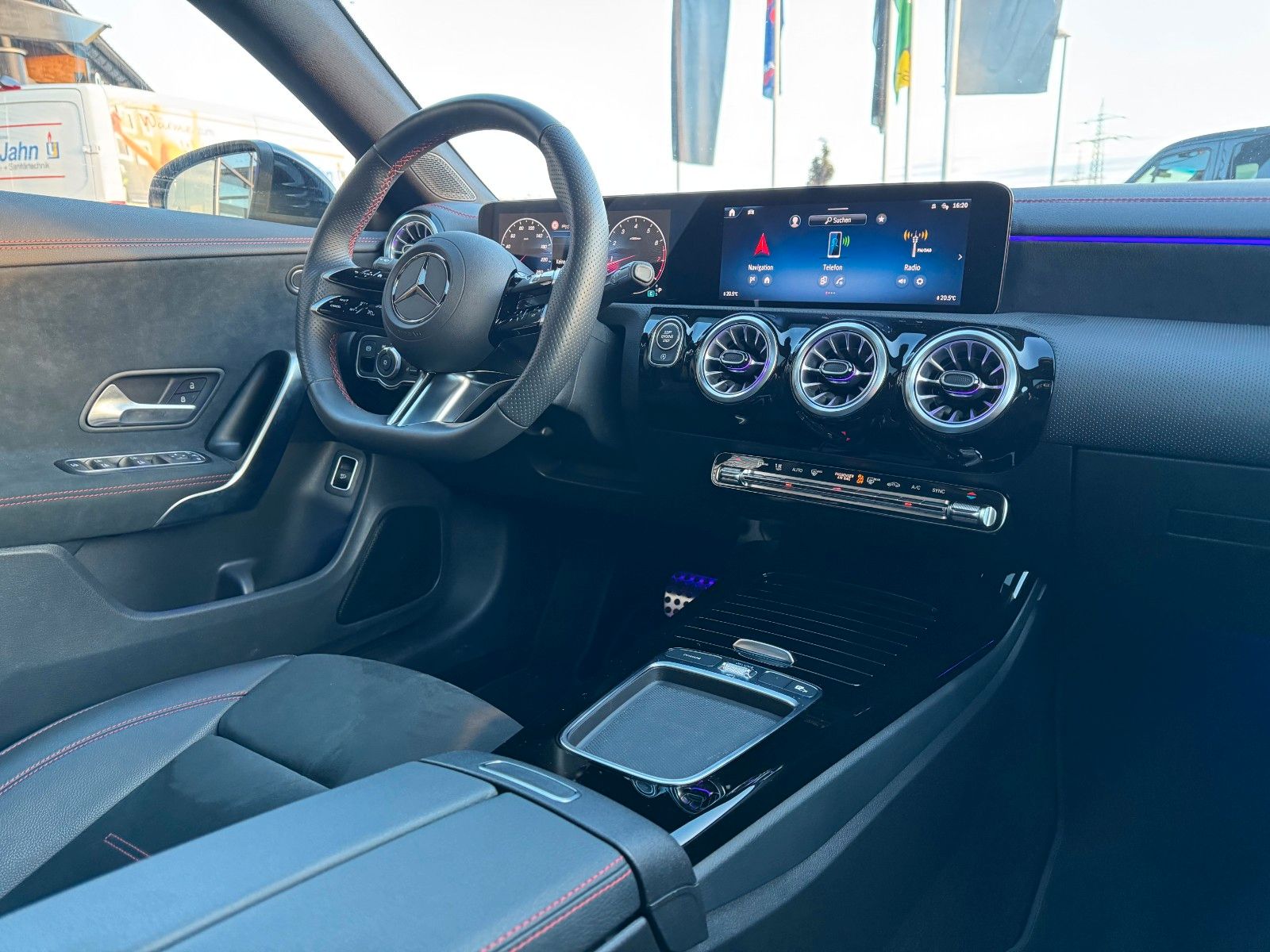 Fahrzeugabbildung Mercedes-Benz CLA 200 SB+AMG+Pano+Distr+Ambiente+Night+RFK