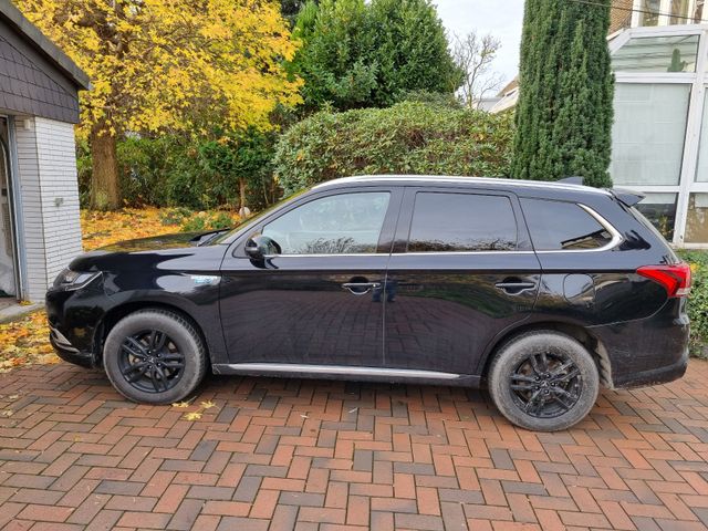 Mitsubishi Outlander 2.4 MIVEC PLUG-IN HYBRID 4WD Top Top