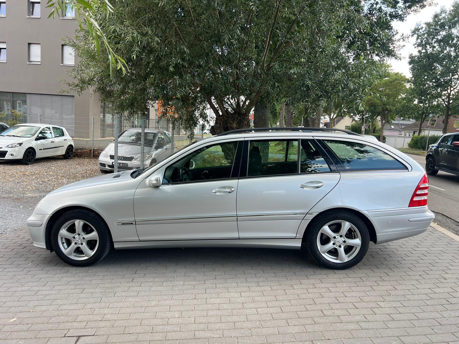 Mercedes-Benz C220 2006 — rear view
