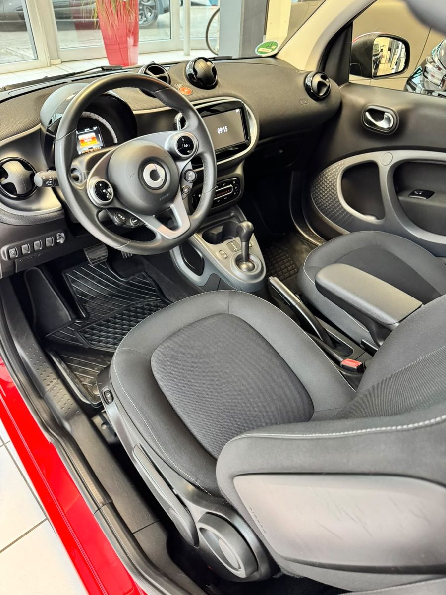Fahrzeugabbildung Smart ForTwo fortwo cabrio Basis - mit KI generiert/bearbeitet