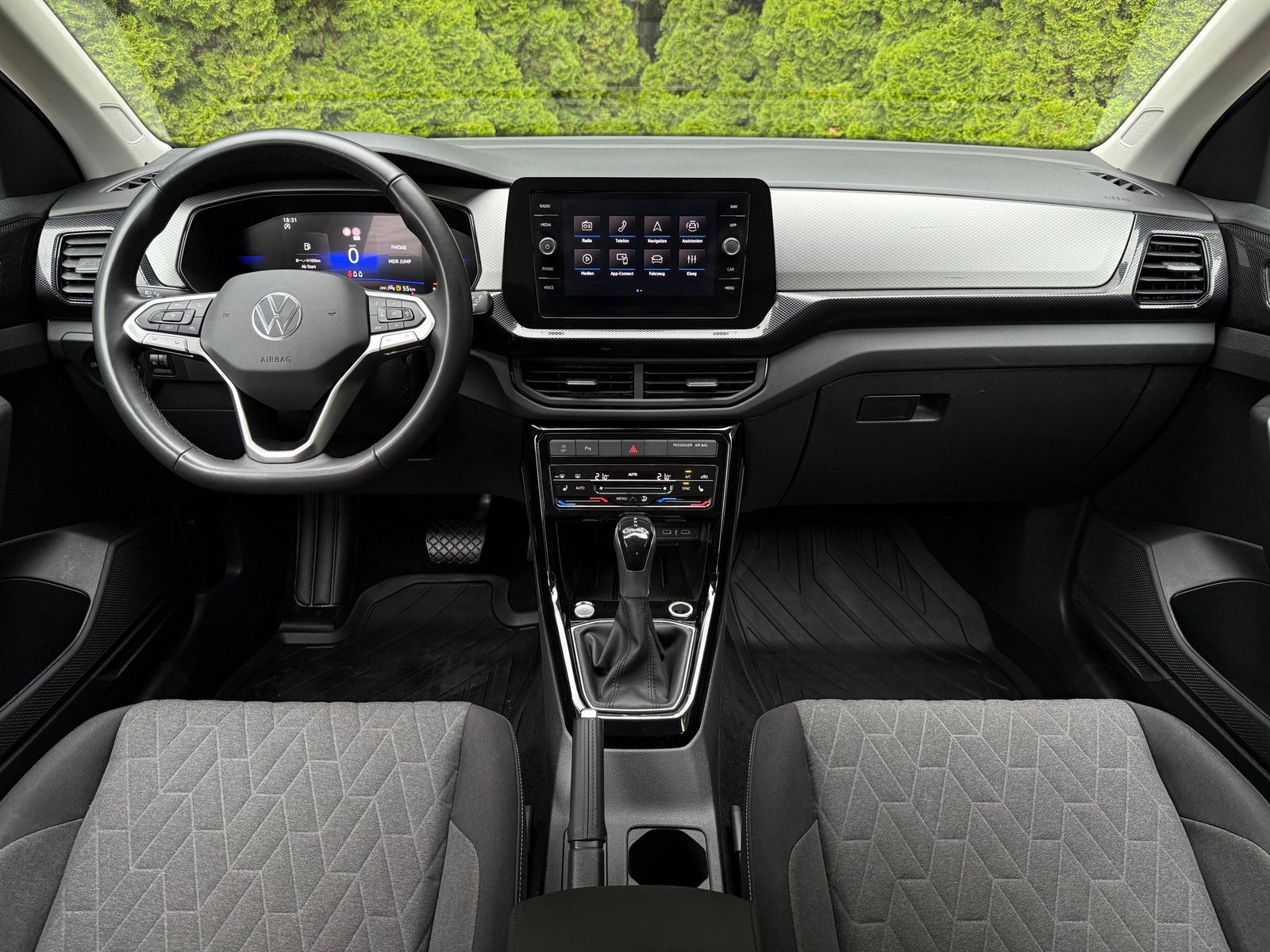 Fahrzeugabbildung Volkswagen T-Cross 1.0 TSI DSG Life LED+KAM+ACC+CARPL+SHZ+