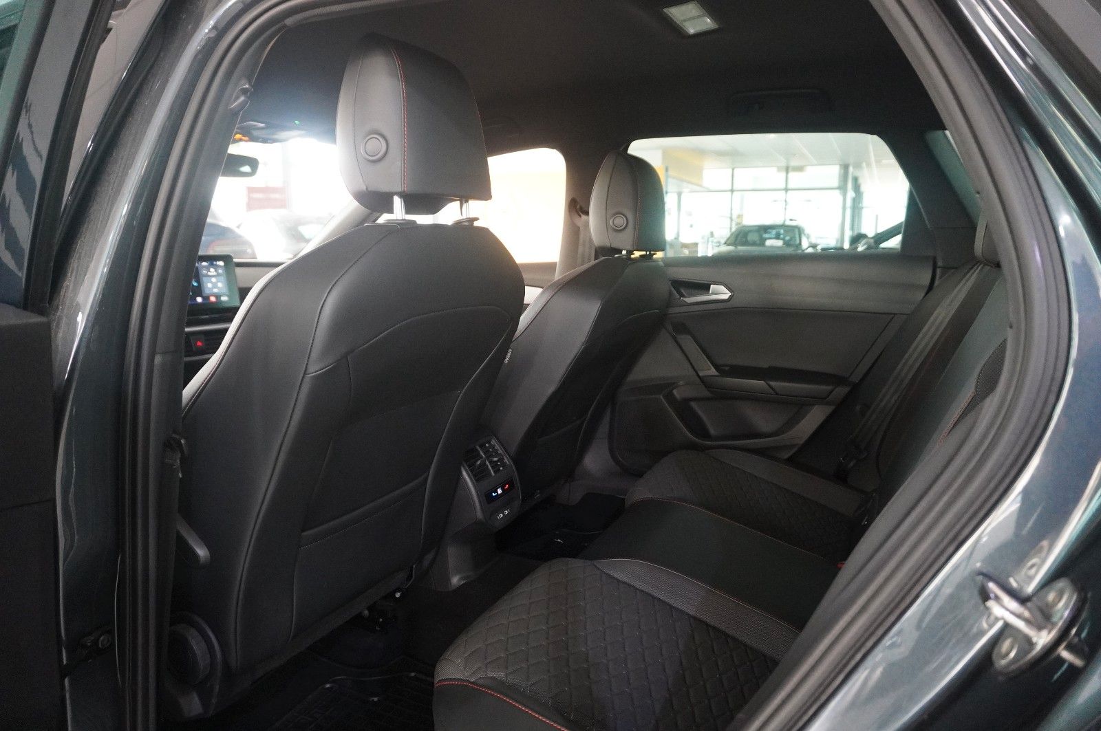 Fahrzeugabbildung SEAT Leon ST 1.5 TSI FR SPORT DSG NAVI/LED/VIRT./DAB+