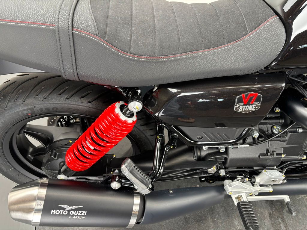 Fahrzeugabbildung Moto Guzzi V7 IV STONE SPECIAL EDITION *ARROW *NEUWERTIG