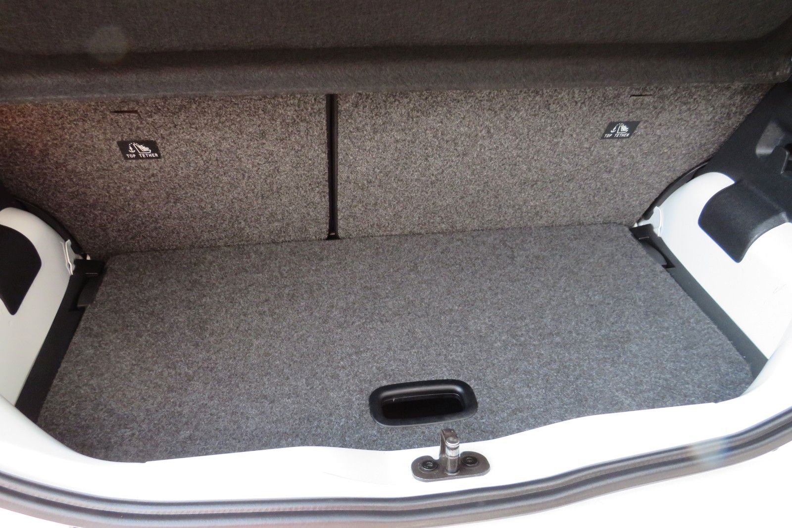 Fahrzeugabbildung Volkswagen up!  SITZHEIZUNG KLIMA 4-TÜREN NEBEL GJ 1.H