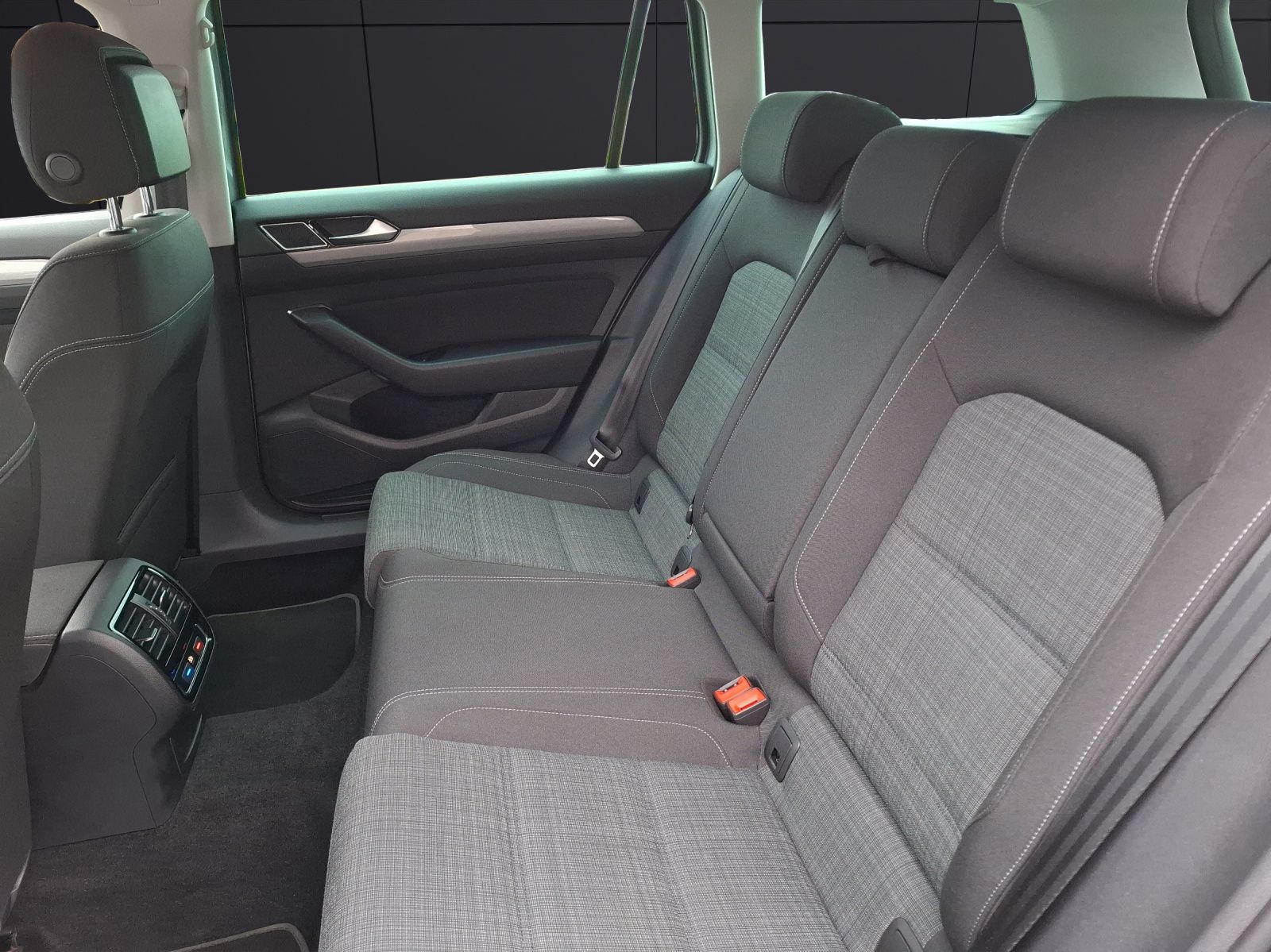 Fahrzeugabbildung Volkswagen Passat Variant TDI Business Matrix Navi ACC RFK