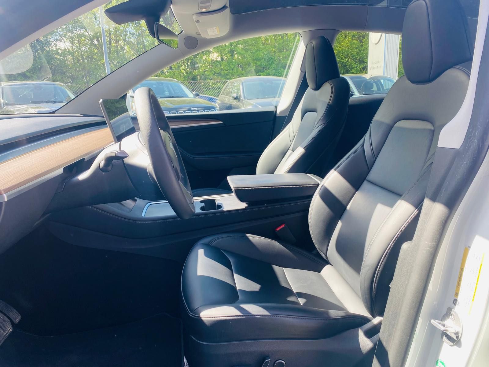 Fahrzeugabbildung Tesla Model Y LR Dual AWD PANO+STDHZ+NAVI+LED+ACC+AHK+