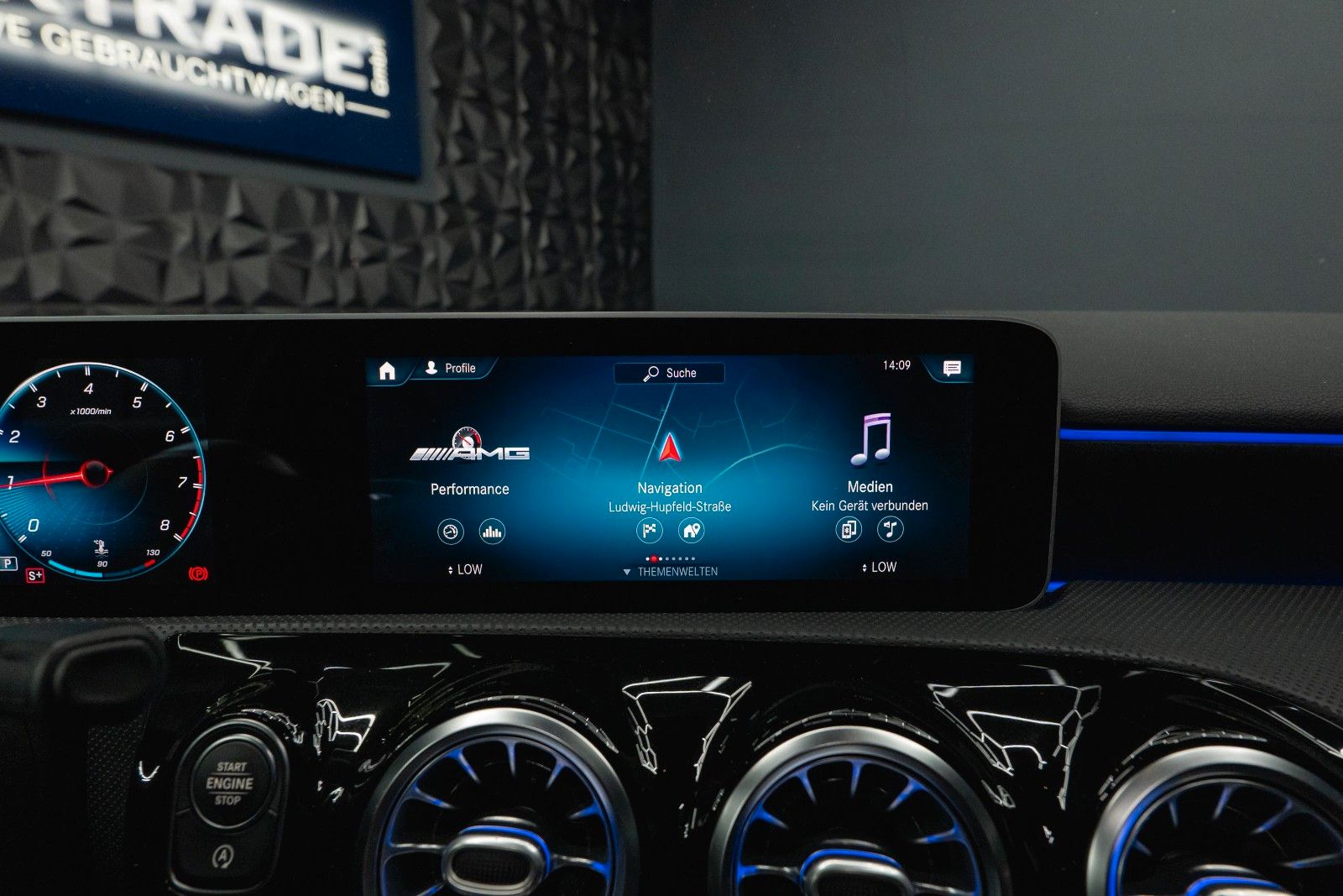 Fahrzeugabbildung Mercedes-Benz A 35 AMG 4Matic Night-Paket *Pano*LED*ACC*DAB*