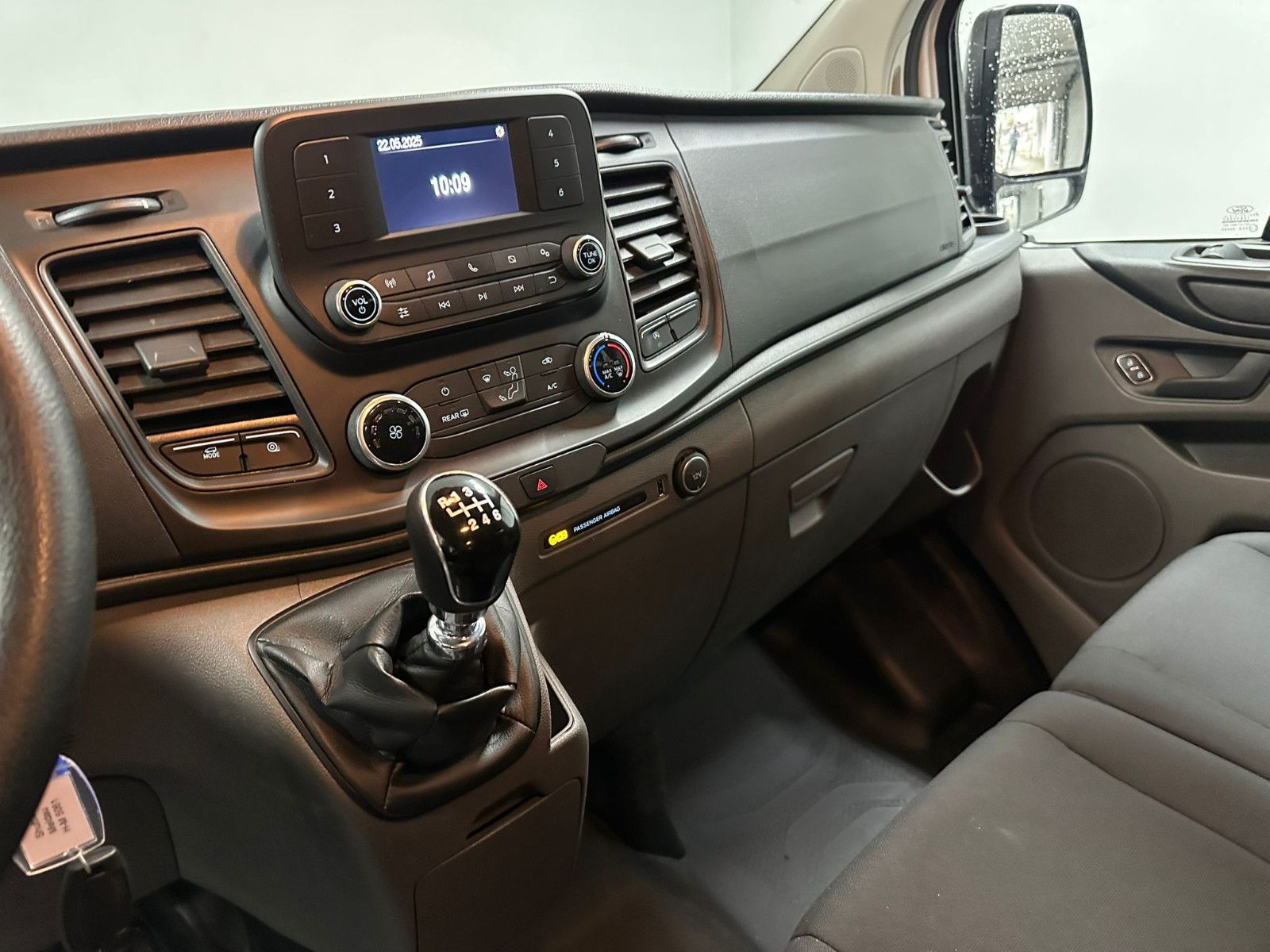 Fahrzeugabbildung Ford Transit Custom 320 L1H1 Trend* 9-SITZE *KLIMA*
