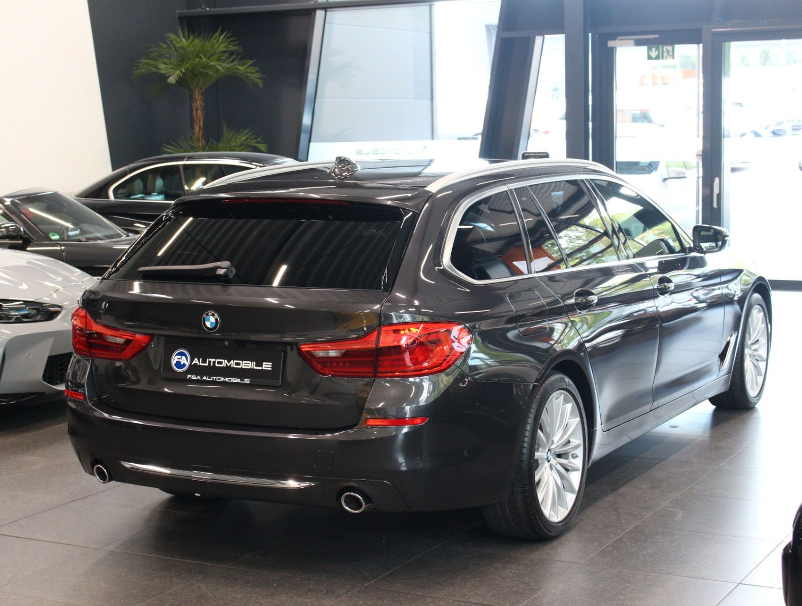 Fahrzeugabbildung BMW 520 d Touring Luxury Line 1. Hand*Pano*H&K*HUD